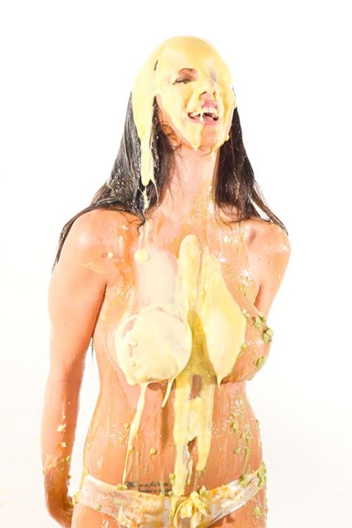 messygirlfreak:  glamourgunge:  Revenge! Teejay Walker get’s her own back on Paige Phillips!  hot chicks always look a lot better covered in food :)