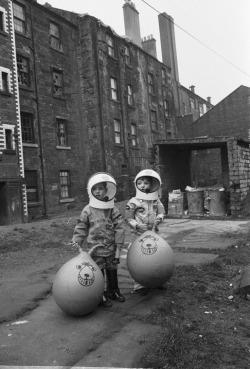 weirdvintage:  Boys in a Glasgow back court show off their Christmas presents, which include astronaut suits and Space Hoppers, 1970s (via Brainpickings)   ativar hiper velocidade