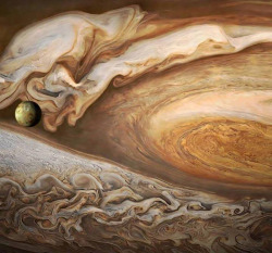 the-wolf-and-moon:  Voyager’s Jupiter and Io