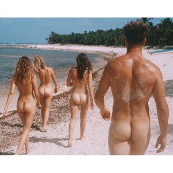 les-amis-naturistes:  Le naturisme c'est: Vivre nu et profiter du bonheur que nous apporte le moment présent.http://les-amis-naturistes.tumblr.com 