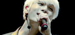 ablazedays:  jonghyun smiling when he sings ㅠㅅㅠ 