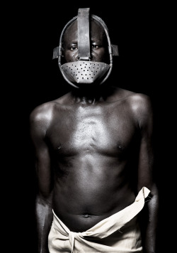   Zwischen dem 16. und 19. Jahrhundert wurden Millionen Afrikaner unfreiwillig versklavt. An dieses dunkle Kapitel der Menschheitsgeschichte erinnert der Fotograf Fabrice Monteiro mit seinem Projekt &ldquo;Maroons&rdquo;.  