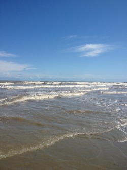 nerdglass:  I stood on the edge of Galveston beach and feel in love with the idea of floating away… 