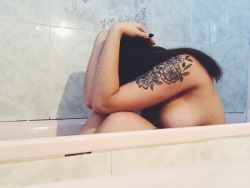 nakedpersephone:  Hey tumblr, long time no see, what’s good? (Yes, it’s me in that bathtub that went semi viral all those years ago 