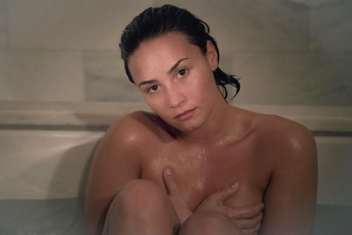 Porn celebstarnude:  Demi Lovato photos