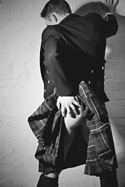 naughtysoutherngirl1980:  dreamsinthyme:  What does a Scotsman wear under his kilt?Two answers I like most:&ldquo;On a good day only lipstick.&rdquo;And :&ldquo;Nothing is worn, it is all in perfectly good working order.&rdquo;  Wow…yummmm…💋 