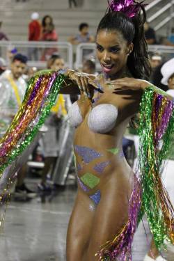   Body painted Brazilian woman at a 2016 carnival. Via Liga Carnaval LP.   