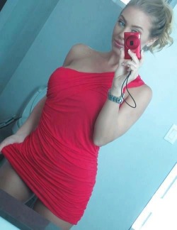 selfpic-babe:  Selfshot Girl http://is.gd/LRqrIz  Drop dead gorgeous