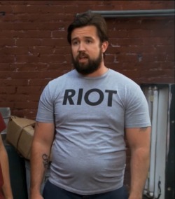 slimmer-than-youu:  noskinnyguysallowed:  So I’m just now getting to season 7 of this show and fat mac is so sexy 😍  He’s not even that fat. He’s got more of a beefy overfed jock physique…which is definitely very sexy. :3