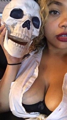 adrianadventures:  if you didn’t know you needed this Halloween selfie, now you do