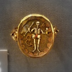 Mourning ring, Birmingham Museum. Gold enamel and human hair. English, 17th c.