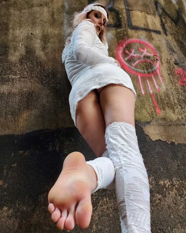 karathefootgoddess:Can I be your spooky halloween mummy girlfriend? I keep the makeup on durring footjobs. Ofans is half off right now cum and see