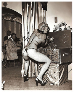 Lonnie Young  pulls her pet Python out of it&rsquo;s travel case, before performing her popular &ldquo;Snake Dance&rdquo; at an unidentified Burlesque nightclub..