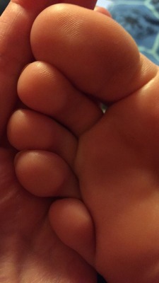 sarahsfeet:  My toes could use a good rub! I did a lot of walking in NYC!!!!