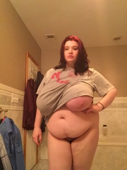 bbwbellies:  itskaitiecali:  🙈  Boobs are always lovely but my god what a fantastic belly!!