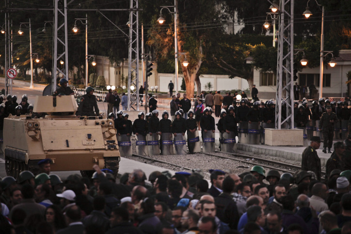 haaretz:  Thousands in Cairo surge around Egypt’s presidential palace  Democracy