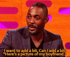 sandandglass:  Graham Norton, Lena Dunham, and Idris Elba help an audience member reply to a text message.   LOL! This is just awesome!
