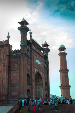 i-just-got-a-dollar-and-a-dream:  Entrance to Badshahi Mosque Taken by Me
