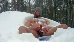 nakedmaninnature:  NAKED MAN IN THE SNOW  
