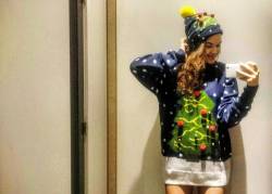fittingroomselfie:  ÐœÐ¾Ð¶ÐµÑ‚ Ñ‚Ð°ÐºÐ¾Ð¹ ÐµÐ»ÐºÐ¾Ð¹ Ð¾Ð±Ð¾Ð¹Ñ‚Ð¸ÑÑŒ Ð² ÑÑ‚Ð¾Ð¼ Ð³Ð¾Ð´Ñƒ!? Ñ…Ð»Ð¾Ð¿Ð¾Ñ‚ Ð¼ÐµÐ½ÑŒÑˆÐµ ðŸ˜‰ #christmasstyle#christmastree#Christmas#fun#selfie#fittingroomselfie#winter#happynewyear by @svetline