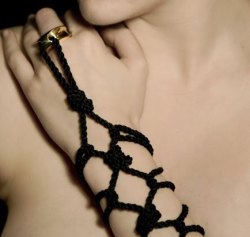 desires-andso-much-more:  Tie me up ring—ropework