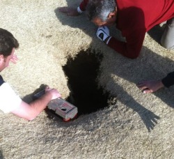 hostesscakes:glumshoe:nbcnightlynews:Golfer falls into sinkhole on Illinois golf courseStory: http://nbcnews.to/X43C0c l Photo: AP/Golfmannahe has been chosen  this is literally the beginning of space jam