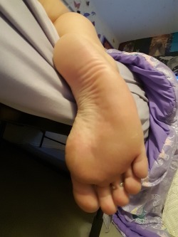 solecityusa:  feet-tickling-turns-me-on: Such a vulnerable position for tickling and worshipping… 😍 In appreciation of female feet, arches, toes and soles - http://solecityusa.tumblr.com/
