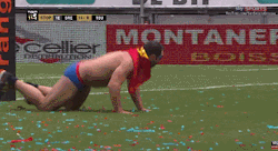 littlehouseonthescary:  cloacacarnage:  Security guard hits a sunset flip on a rugby streaker     lol looks more like a botched Canadian Destroyer