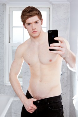 ryuujinnoisaperv:  gingers-snaps:  Shane Walshe – A Ginger with nice assets!   Those freckles on his shoulders omg
