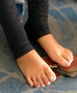 bigbeernutz:  College girl stranded at the airport