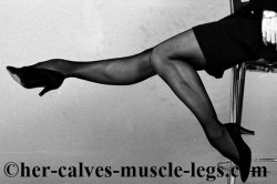 Full gallery : http://www.her-calves-muscle-legs.com/2017/08/adorable-legs-in-high-heels-her-calves.html