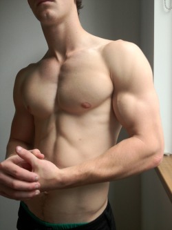 jockdays:  http://jockdays.tumblr.com/  God&hellip;fuckin beautiful chest!!