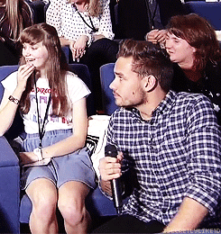 isecretlylike1d:  while everyone else was looking at harry, i was watching this girl trying not to freak out about how close liam’s arm was to her leg.       