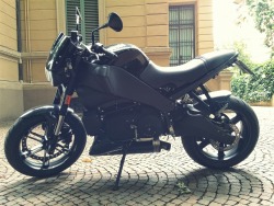 I decided to  “ bring back from the dead “ my amazing Buell  .She has been in my garage for the last 3 years , there , waiting for me .. Work kept me so fucking busy during the last 3 summers , and Italian winter isn’t the ideal moment to use