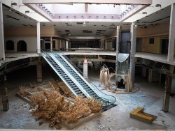 ryanpanos:  Black Friday-The Collapse of the American Shopping Mall | Seph Lawless | Via When they were built in the 1970s these two gleaming Ohio malls were symbols of the boom years in the U.S., and their wide walkways were filled with shoppers. 
