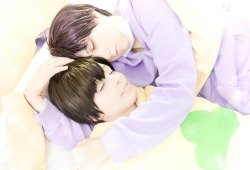 chocorasworld:   Taking a nap with Nii-san! 😴💜💛 Ichimatsu: DrawingBritty (Twitter), Jyushimatsu: me, Photo by: Rei_Chan_Sensei (Twitter)