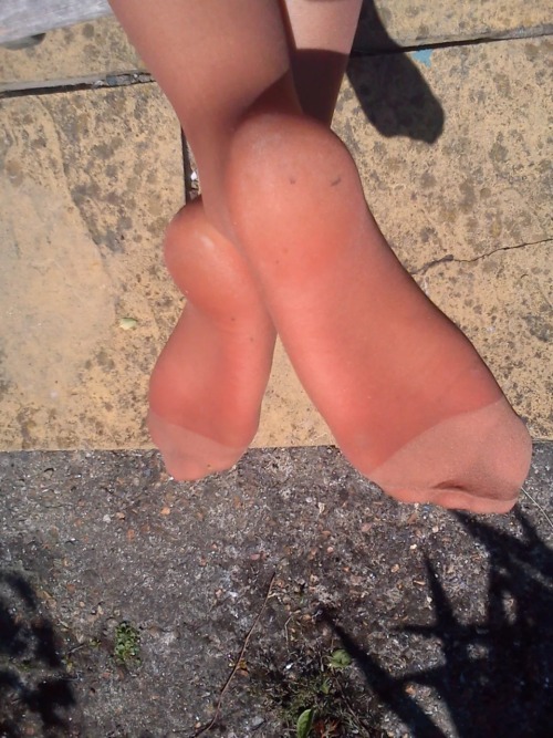 kqqk:  Tights & pantyhose in the garden. porn pictures
