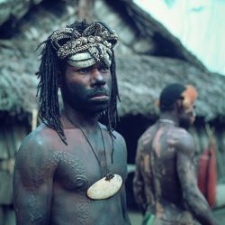 descendants-of-brown-royalty: New Guinea Weltkulturen Museum 