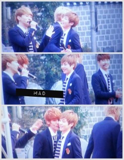 accio-xiuhan-deactivated2014081:  mad | kris giving xiumin a hug and luhan coming over to whisper something right after~   I thoughts she kiss his cheek lol 0-0