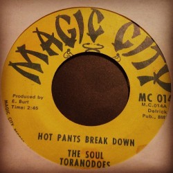 analog-blog:  @beats4daze one of the Magic City burners I picked up during my trip to the Magic City itself. Great label! #SoulToranodoes #HotPantsBreakDown #BootsGroove #MagicCity #Funk #Soul #Raw #RareGroove #Burners #PeoplesRecords #Detroit #45s #vinyl