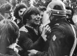 daisyshanti:  patsta:  dietmountaindelrey:  spaceoid:  Two childhood friends unexpectedly reunite on opposite sides of a demonstration in 1972  Just imagine the pain…  This is such an amazing photograph  Oh my god .. 