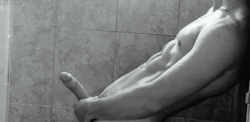 a-cunning-linguist-13:  short clip of me in the shower for the ladies…oops, that’s not me…but I do practice the same moves with amazing results… 