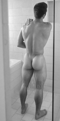 tfootielover:  i can see tan lines on his feet.. nice ass too ;)))) 