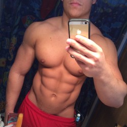 keepemgrowin:OMFG… amazing muscleboy with tiny waist and well-developed chest and abs.