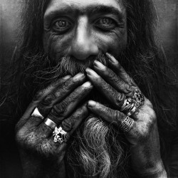 Lee Jeffries took these wonderful pictures of homeless people all around Europe &amp; USA.