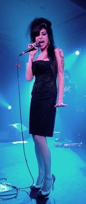 atroubledtrack:Amy Winehouse live at British