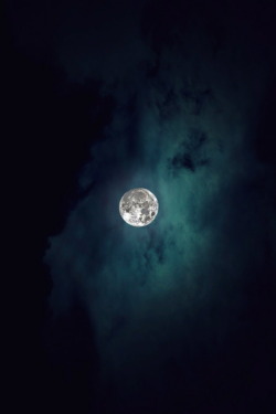 r2&ndash;d2:  The Moon by (Deejaywolf) 