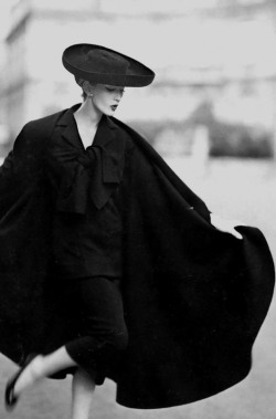 elsaschrader:  Dovima wearing a cape by Lanvin Castillo in Paris, photographed by Richard Avedon, 1955. 