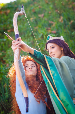 cosplayblog:  Princess Merida (left) and Queen Elinor (right) from Brave  Cosplayers: ThePiccolaPi [DA / FB / YT] (Merida) MissSnape (Queen Elinor) Photographer: Francesco Ambuchi [DA / FB] 