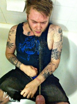 shakboysmen:  Punk buy gets some hot yellow piss. Damn, I want to be there too.